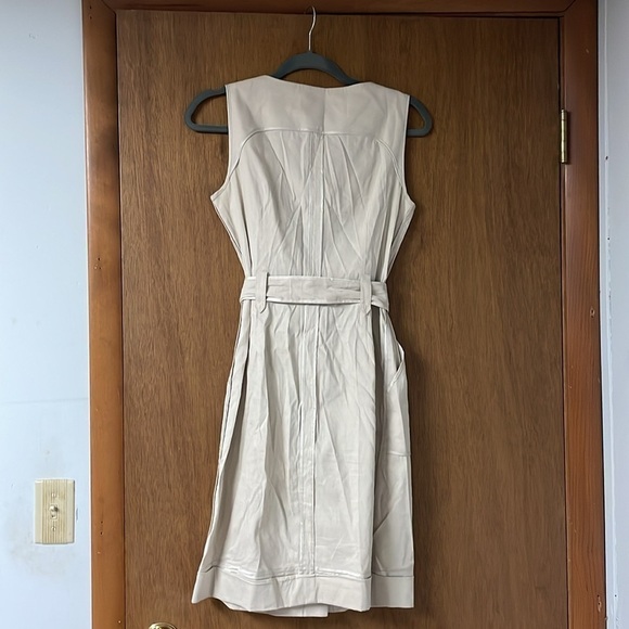Elie Tahari size 6 tan sleeveless belted button down dress with pork chop pocket - Picture 10 of 10